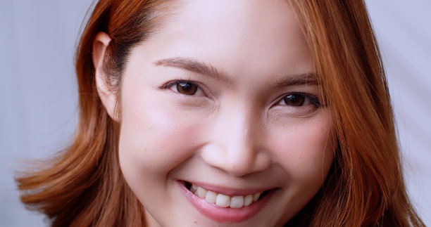 活泼漂亮的年轻红发女人与雀斑在公寓看着相机图片下载