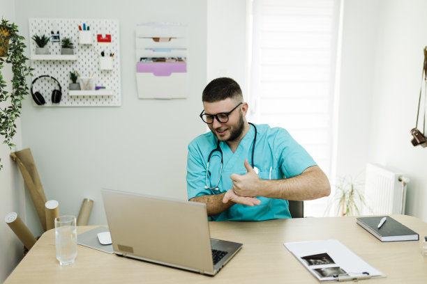 医生用手势、手指和手的语言说话图片下载