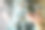 一位女士在客厅里装饰她的圣诞树。特写图片。图片下载
