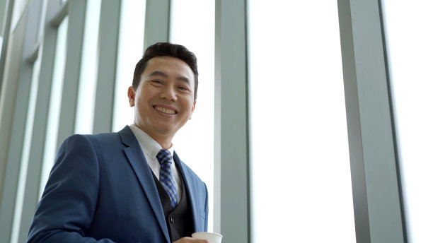 商人正在休息，喝咖啡。图片下载