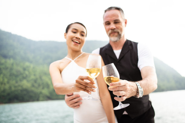 新婚夫妇站在游艇上。图片下载