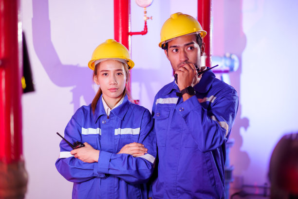 工程师团队在抽油机服务室检查。图片下载