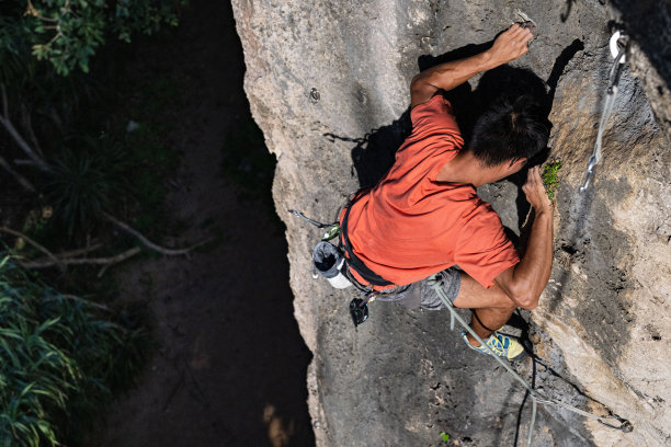 登山者与生命搏斗的紧张时刻。图片下载