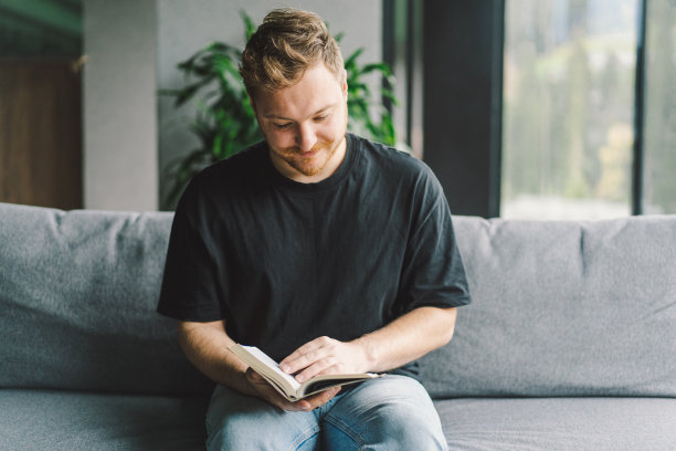 美少年正在家里看书。图片下载