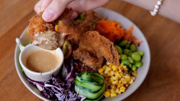 油炸虎虾配酱汁和各种蔬菜。美味健康的海鲜，低脂肪和低胆固醇，是很好的饮食选择。食物，油炸面包。图片下载