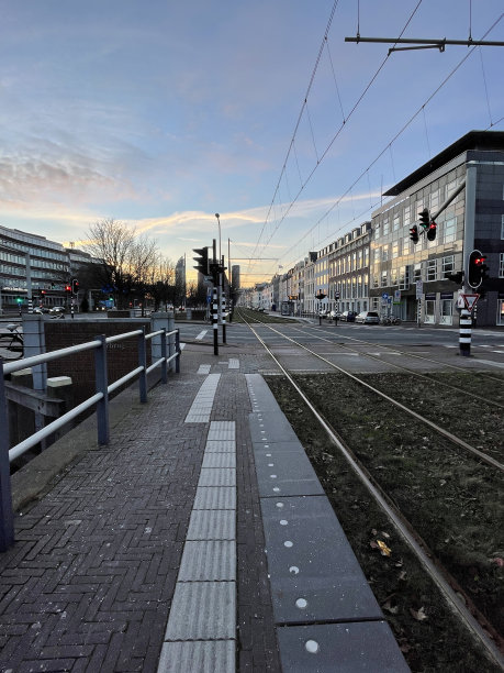 荷兰海牙日落时分的有轨电车站图片下载