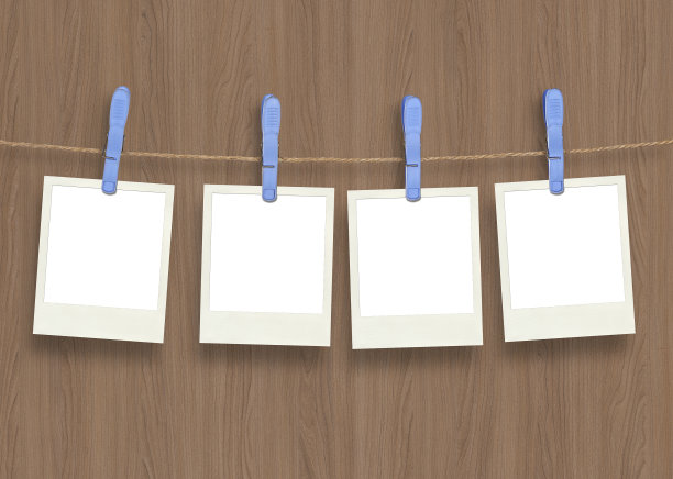 塑料衣夹和即时框架对木质背景图片下载