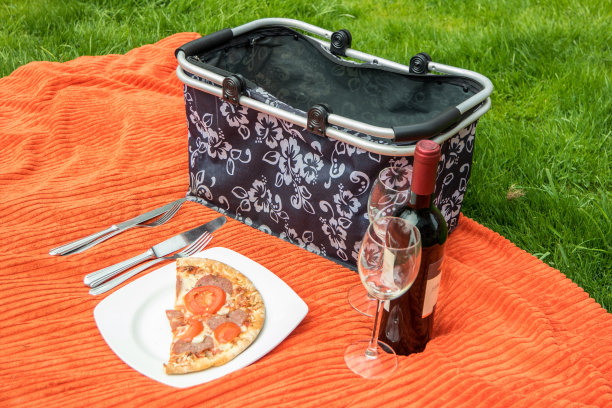 野餐篮，毯子和一瓶酒图片下载