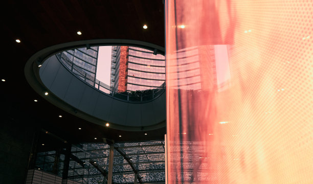 2022年11月，意大利米兰伦巴第，盖奥伦蒂广场上的现代抽象建筑。图片下载