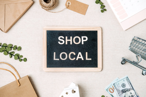 本地文字写在黑板上。与支持本地业务报价，装修和购物袋，礼盒和工作人员图片下载