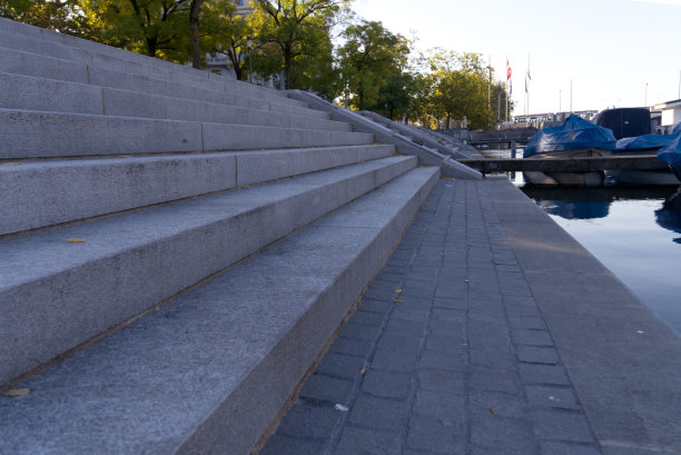 Close-up of stone stairway at medieval old town of Zürich with Limmat River on a sunny late summer morning.图片下载