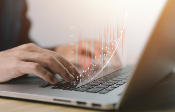 商人在笔记本电脑上交易股票，显示图表，分析股票，交易股票图片下载