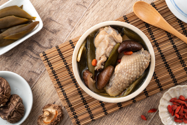 美味的台湾去皮青辣椒香菇枸杞鸡汤。图片下载