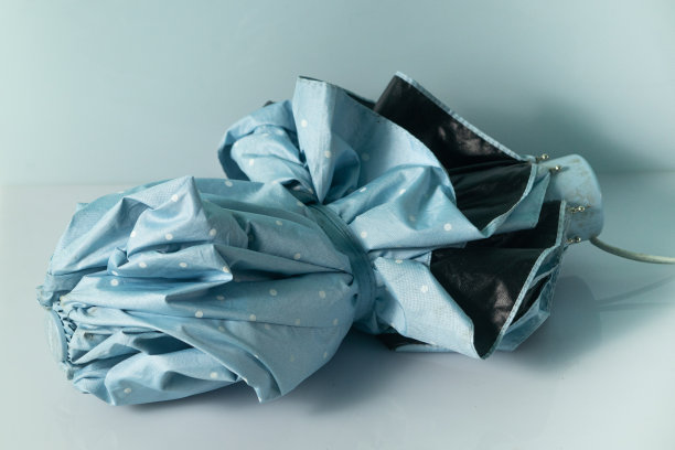 白色背景的蓝色小折叠伞图片下载