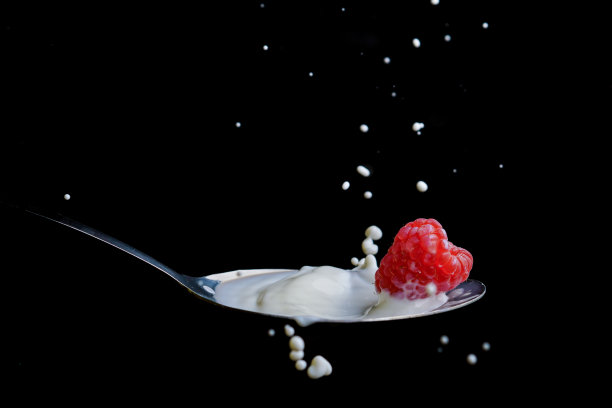 覆盆子溅牛奶的金属勺子溅效果图片下载