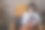 女孩把书放在腿上用智能手机图片下载