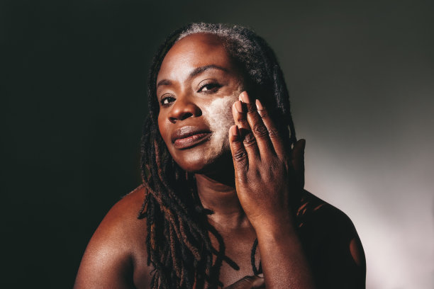 女人在脸上涂抹保湿霜图片下载