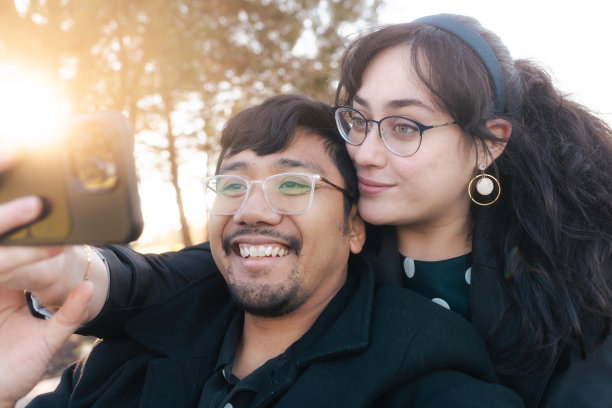 自拍情侣-黄金时间-亚洲/墨西哥种族-冬天图片下载