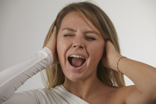 迷人的金发女郎在工作室图片下载