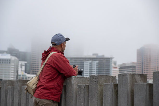 摄影师准备拍摄大雾城市图片下载