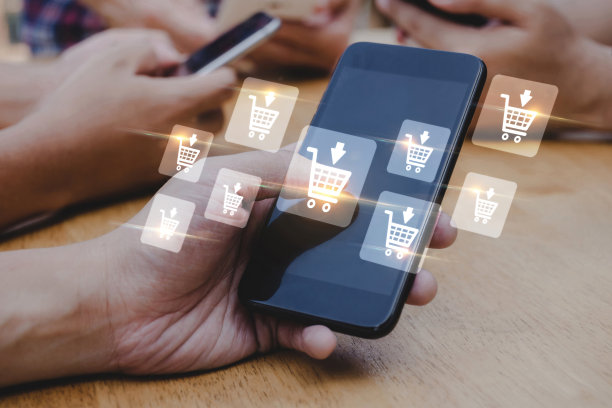 人们在手机上进行网上购物，桌上有虚拟图形图标图，网上支付，数字营销，网上购物，商业金融，互联网网络技术概念图片下载