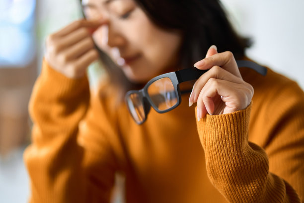 一个眼睛因电脑工作而疲劳的女人图片下载