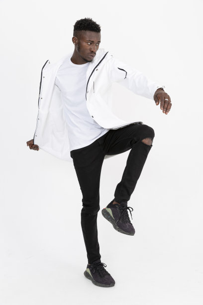 一名黑人男模特穿着牛仔夹克，前面是白色背景。图片下载