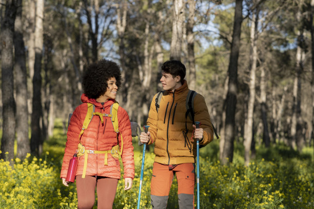 多种族情侣在森林里边走边聊。非裔美国女性和白人男性图片下载