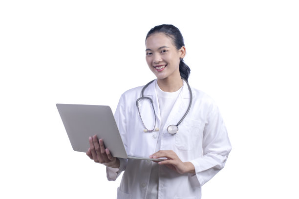 年轻的亚洲医生女听诊器拿着笔记本电脑微笑着看着相机。孤立在白色背景上。图片下载