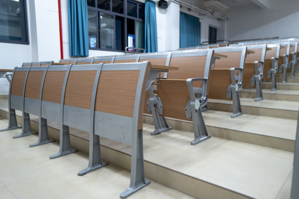 梯形教室里的课桌椅图片下载