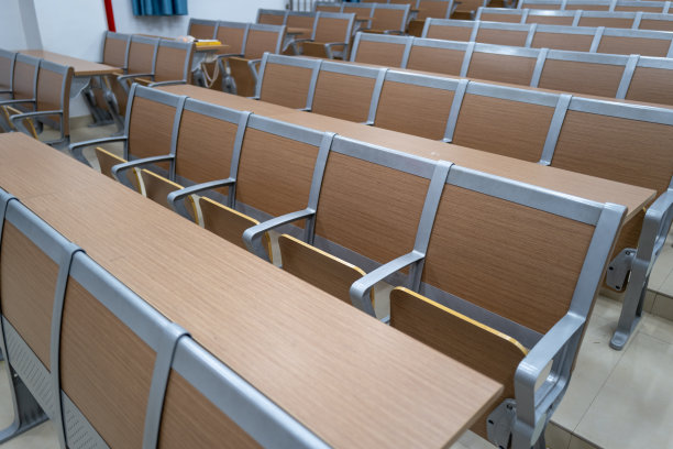 梯形教室里的课桌椅图片下载