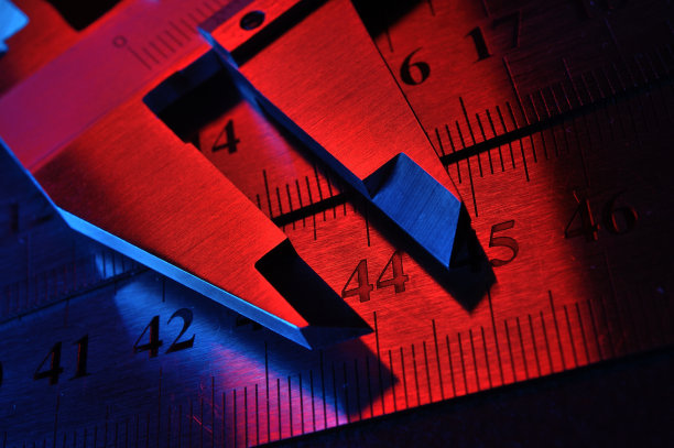 卡尺和金属尺在红色和蓝色照明。特写镜头。图片下载