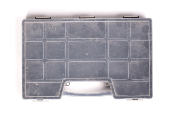 旧塑料盒孤立在白色上图片下载