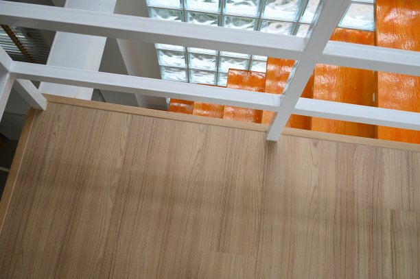 木地板配玻璃砌块墙，室内设计图片下载