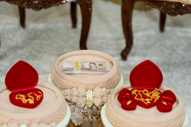 在泰国的一场婚礼上，嫁妆被放在一个美丽的花盘上图片下载