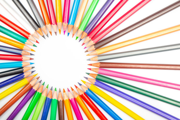 彩色铅笔。一套在白色背景上画画的彩色铅笔。绘画艺术创造力图片下载