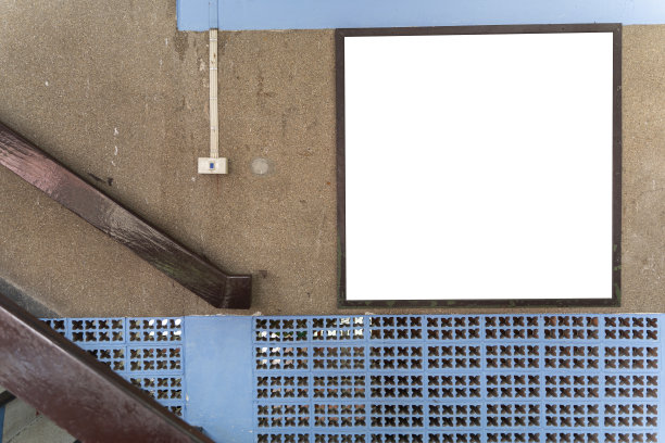 空白白色广告牌的前视图与您的标志或文本的地方。横幅广告黑胶广告牌白色图片下载