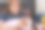 特写照片一个生病的女人在家里，有严重的流鼻涕和感冒，躺在床上盖着毯子，打电话给医生的建议图片下载