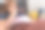 特写照片一个生病的女人在家里，有严重的流鼻涕和感冒，躺在床上盖着毯子，打电话给医生的建议图片下载