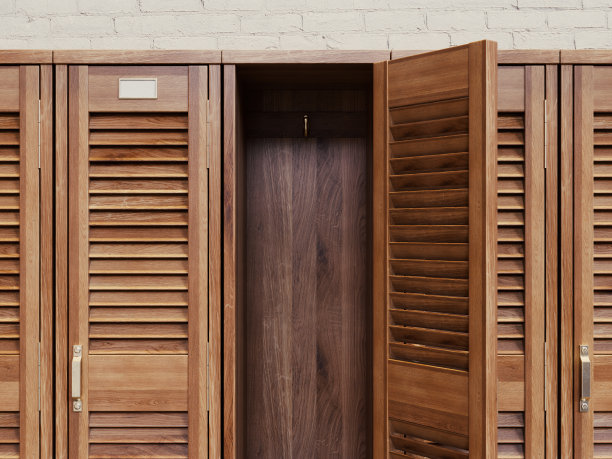 复古木制储物柜和敞开的门图片下载