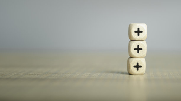 加号在木制方块堆叠中。增加利润、效益、发展、企业社会责任代表、动力、增加概念、复制空间等积极思维。图片下载
