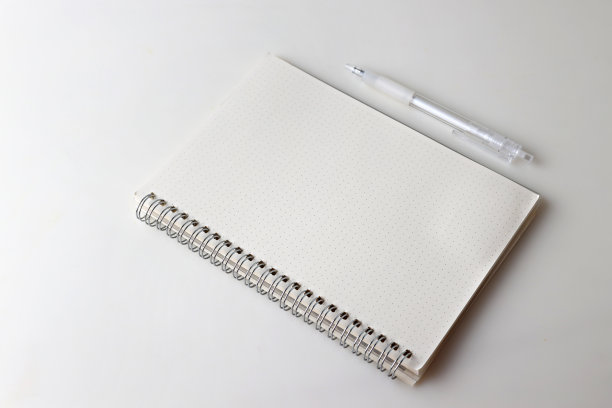 在白色背景上打开空白记事本和钢笔图片下载