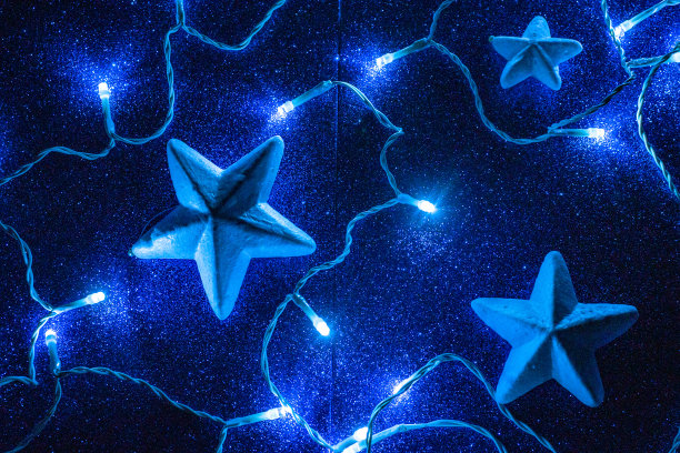 有星星和花环的节日静物图片下载