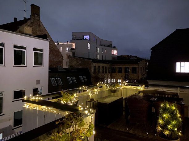 哥本哈根腓特烈斯堡舒适的屋顶阳台图片下载