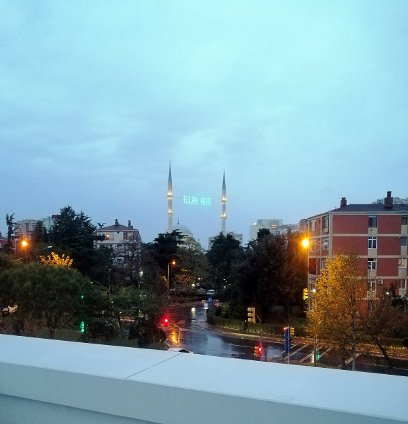 Raining view with Mahya of Istanbul Ataköy图片下载