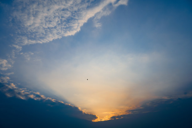 阳光灿烂的成都金融城图片下载