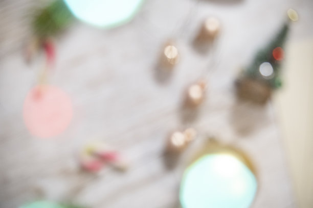 背景模糊的圣诞灯和装饰品图片下载