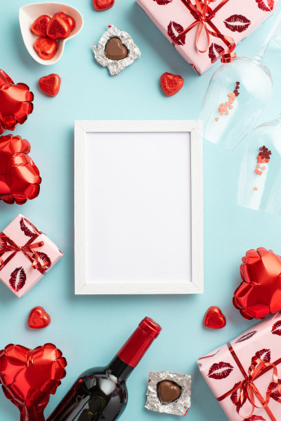 顶部视图垂直照片相框礼物盒心形气球酒瓶玻璃杯与五彩纸屑和盘子与巧克力糖果在孤立的粉彩蓝色背景与空白图片下载