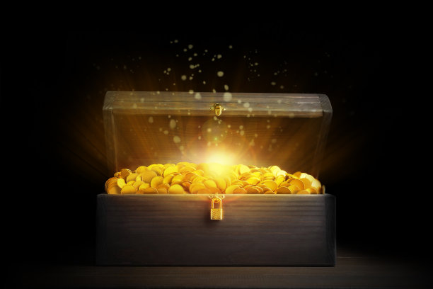 在黑色背景的木桌上打开装有金币的宝箱图片下载