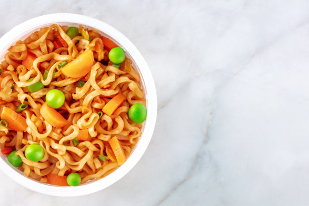 拉面杯，方便面在一个塑料杯与蔬菜图片下载